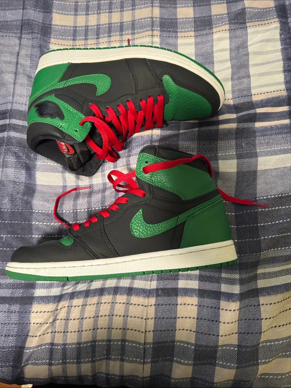 Men’s air Jordan 1 pine green High-Top Sneakers in Green and Black with Red Lace